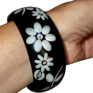 VINTAGE BLACK CARVED WHITE  FLORAL BANGLE WITH CLEAR RHINESTONES